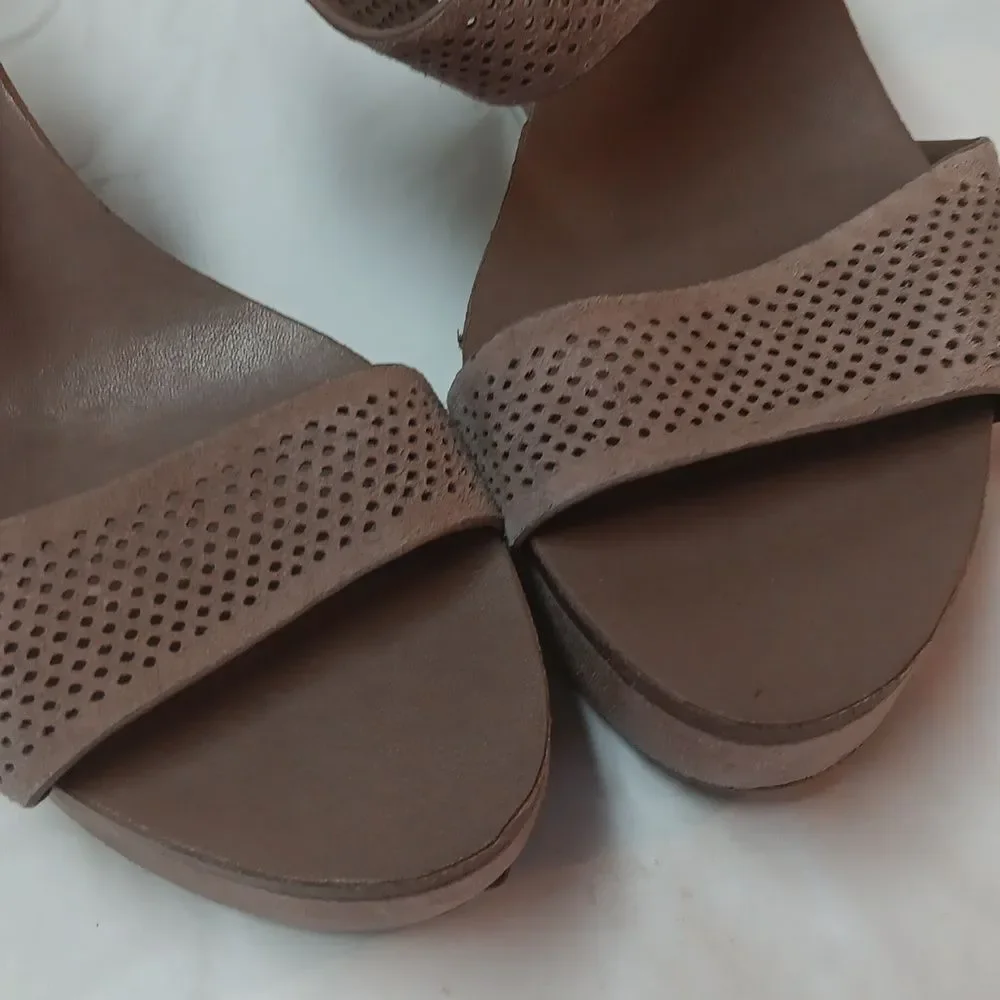 Vince Camuto Women's Tan Wedge Sandals Size 7.5M